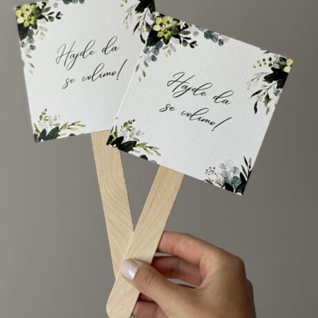 Bright wedding fan with floral design and "Hajde da se volimo!" message, perfect for outdoor ceremonies and wedding decor.