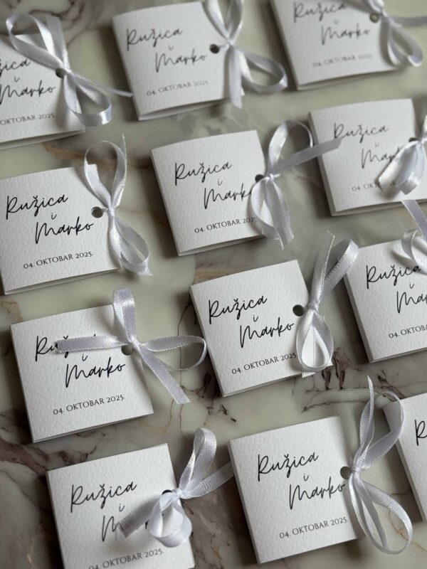 Elegant wedding favor tags with names "Rużica & Marko" and wedding date, perfect for wedding decor.