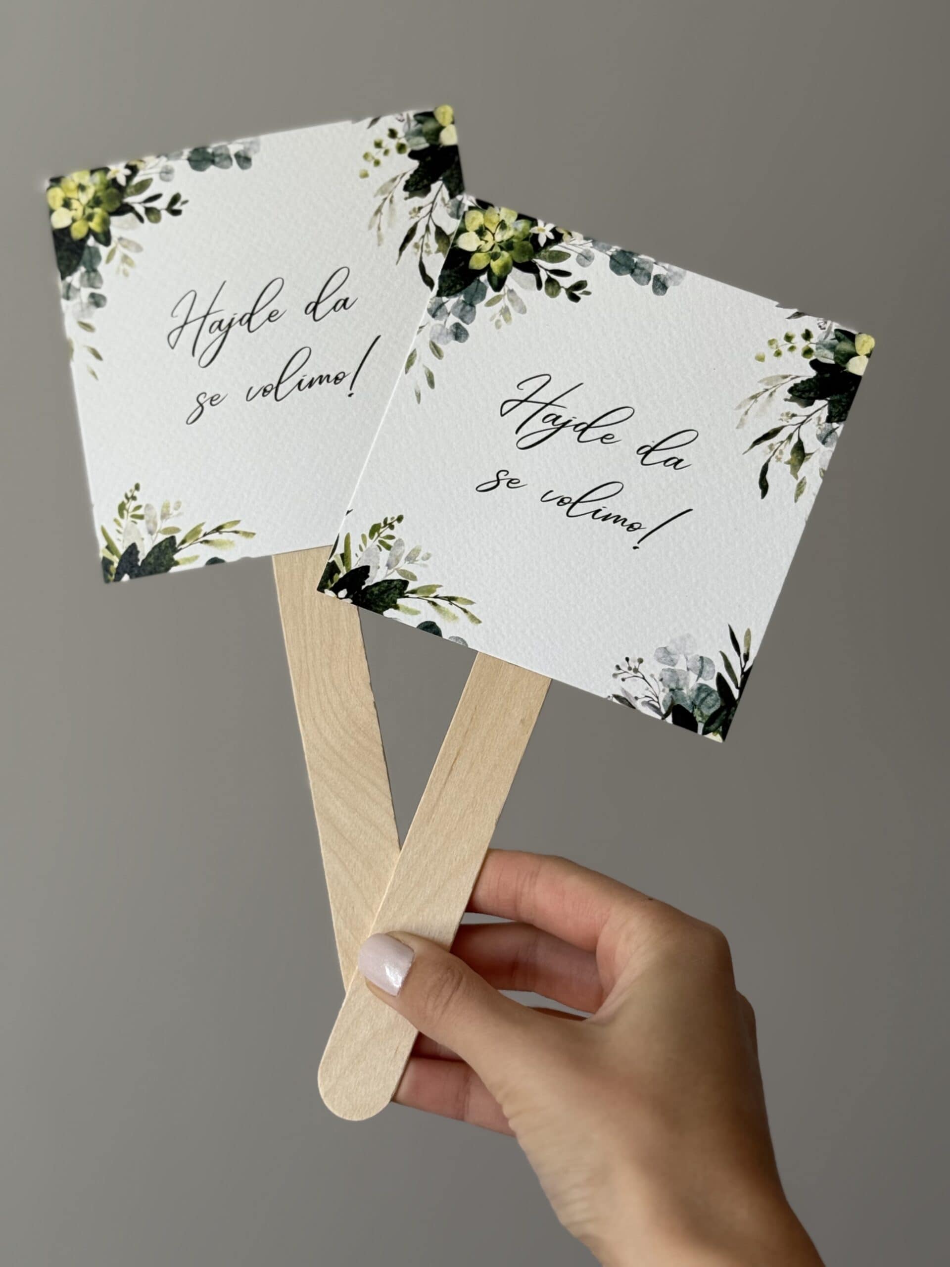 Bright wedding fan with floral design and "Hajde da se volimo!" message, perfect for outdoor ceremonies and wedding decor.